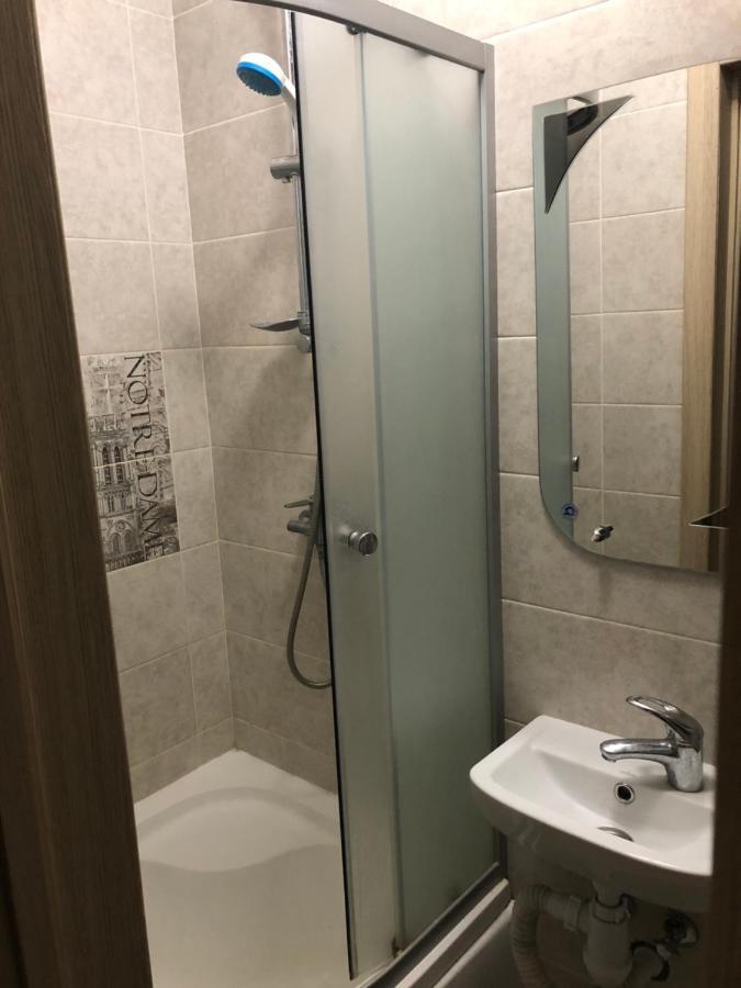Comfortable Apartment Near Metro Kharkiv Bagian luar foto